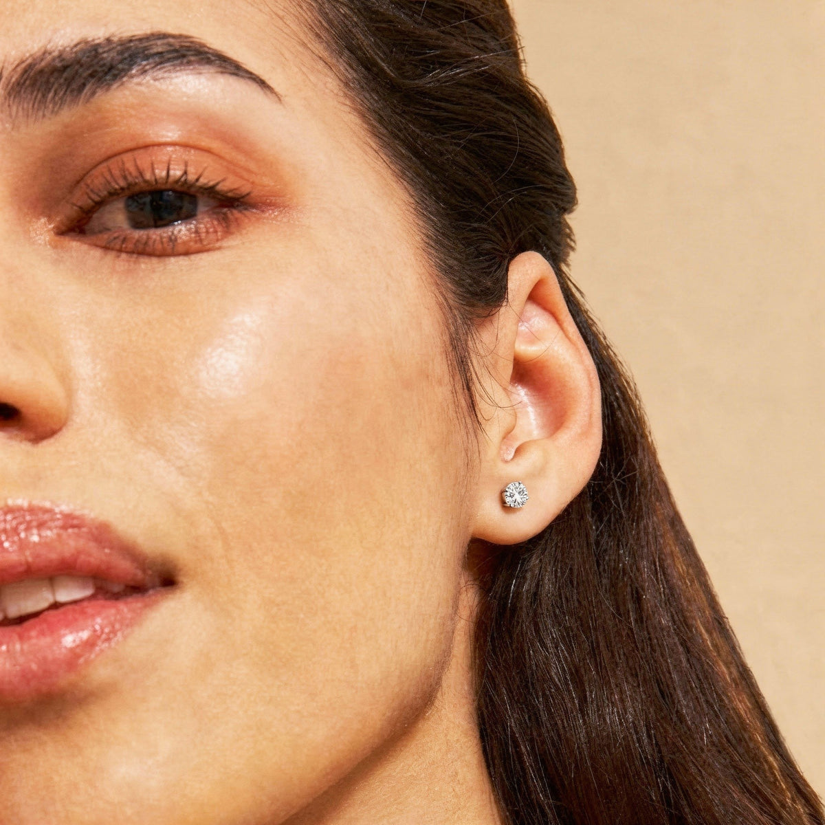 Round four-prong stud earrings, moissanite stones